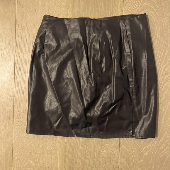 Forever 21 Skirt Pleather Black Mini Skirt Size Small - Picture 2 of 3